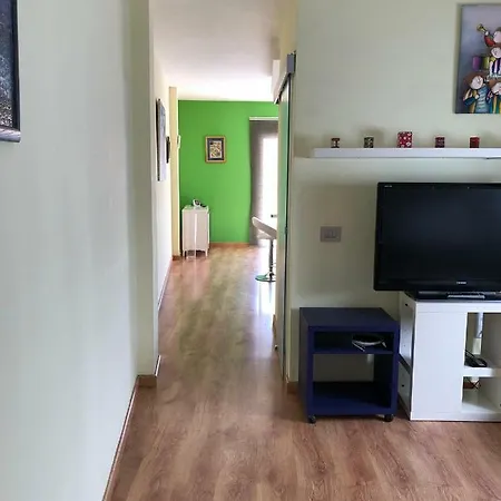 Modern Penthouse Near The Sea 아파트